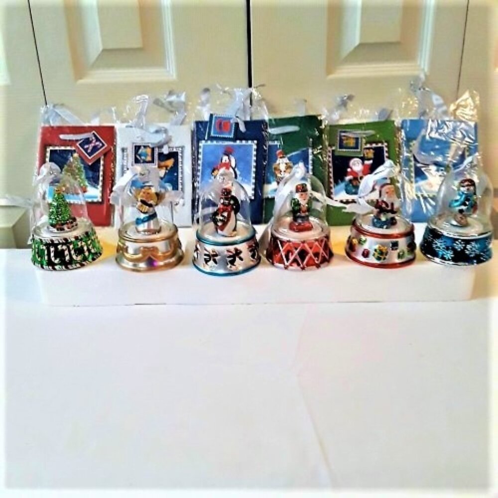 MR. CHRISTMAS VINTAGE SET OF 6 MUSICAL HAND PAINTED DOME BELL ORNAMENTS QVC NWT - Picture 2 of 13